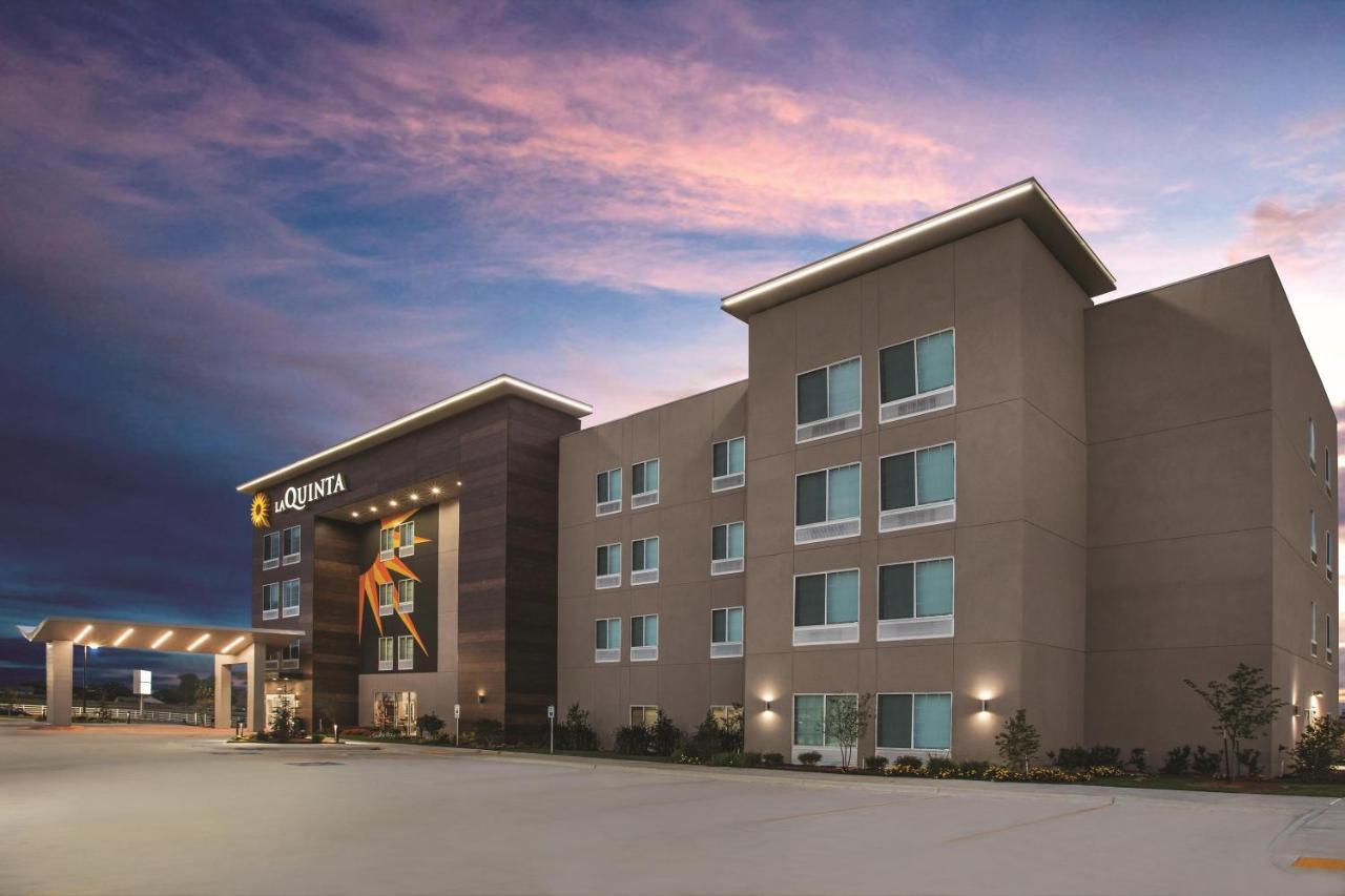 La Quinta Inn & Suites By Wyndham Lewisville Exterior photo